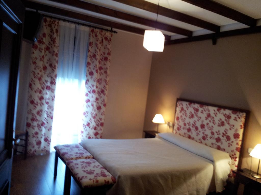Apartamentos El Mirador Del Soto Sotoserrano Екстериор снимка