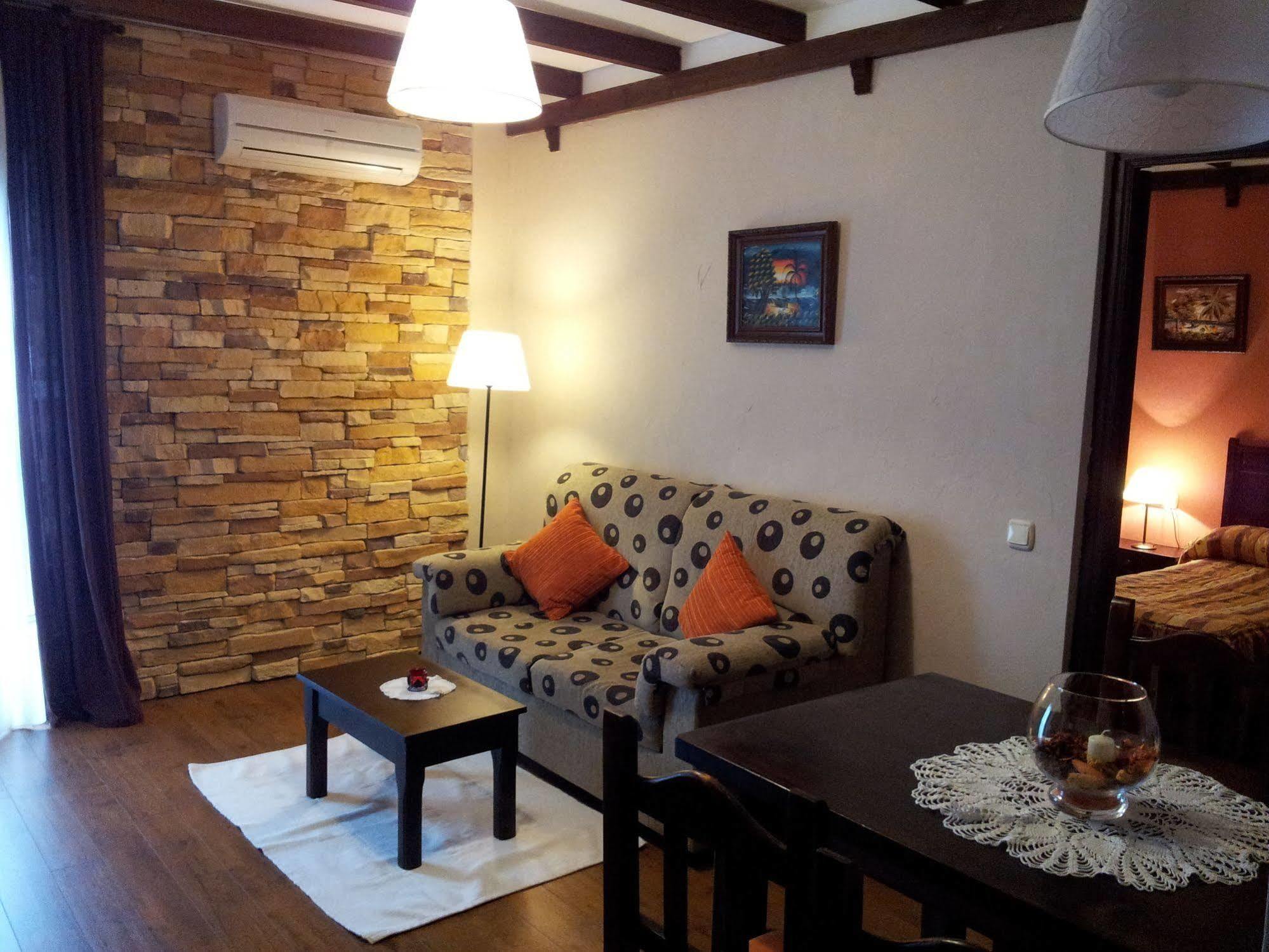 Apartamentos El Mirador Del Soto Sotoserrano Екстериор снимка