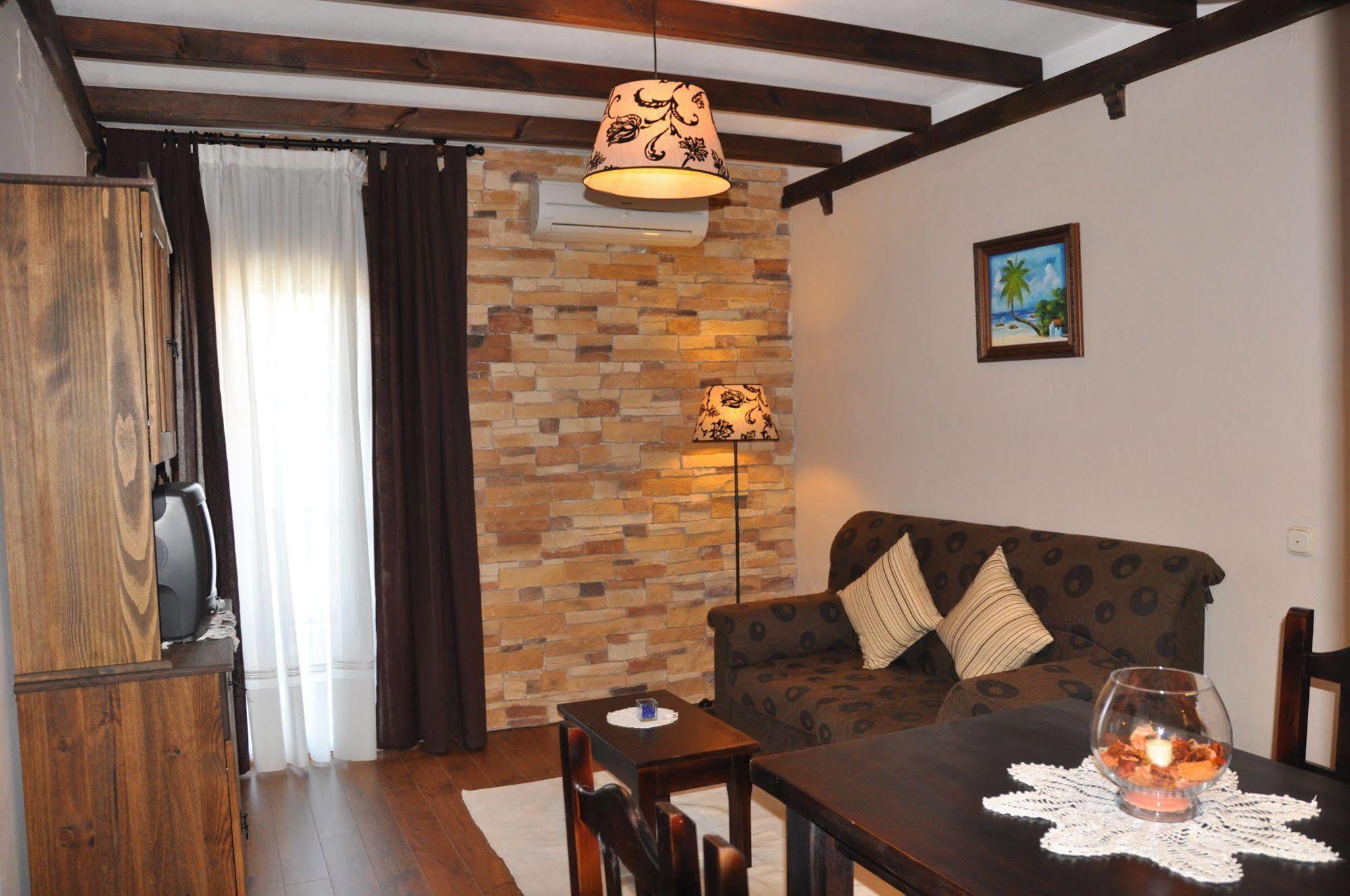 Apartamentos El Mirador Del Soto Sotoserrano Екстериор снимка