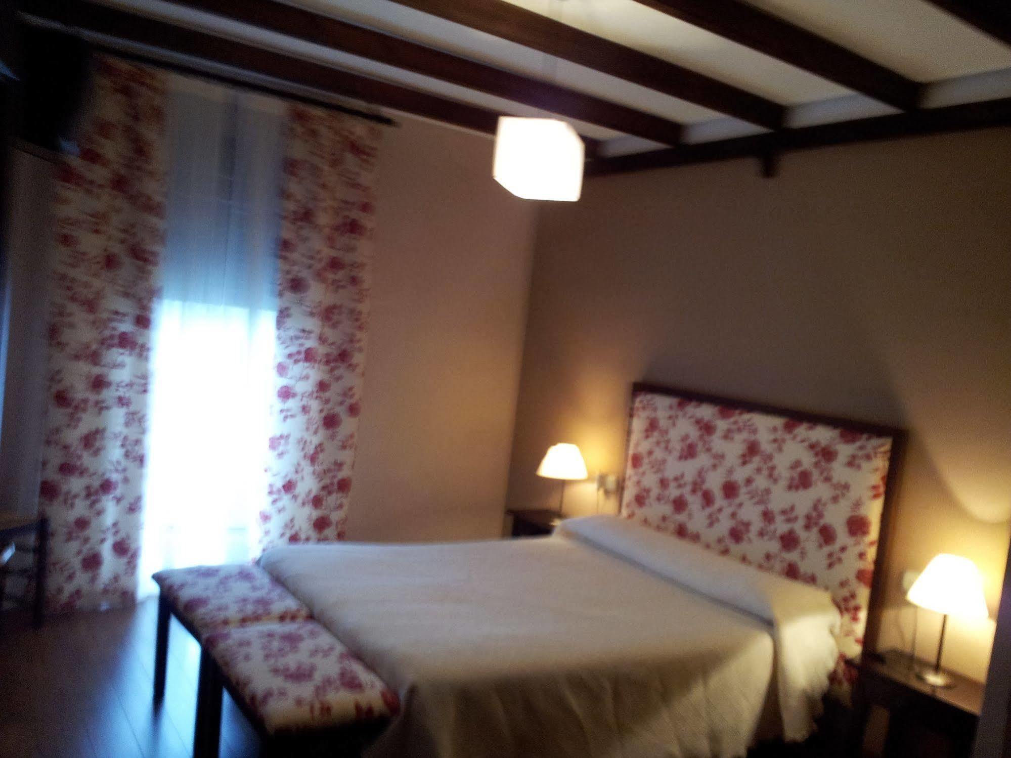 Apartamentos El Mirador Del Soto Sotoserrano Екстериор снимка